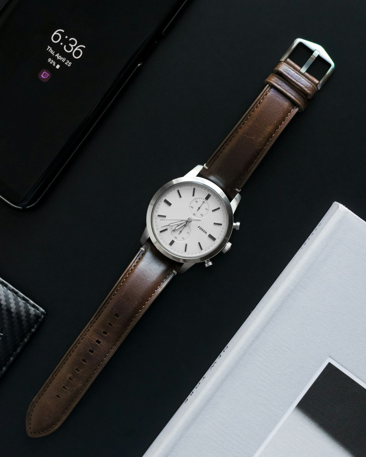 Reloj cronógrafo con esfera blanca y correa de piel marrón