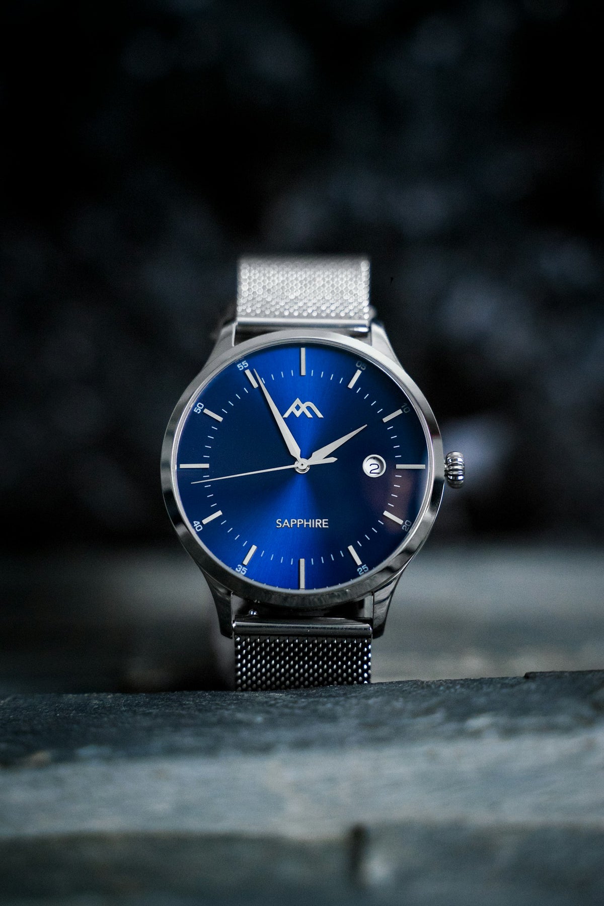 Reloj con esfera azul brillante y correa de malla de acero